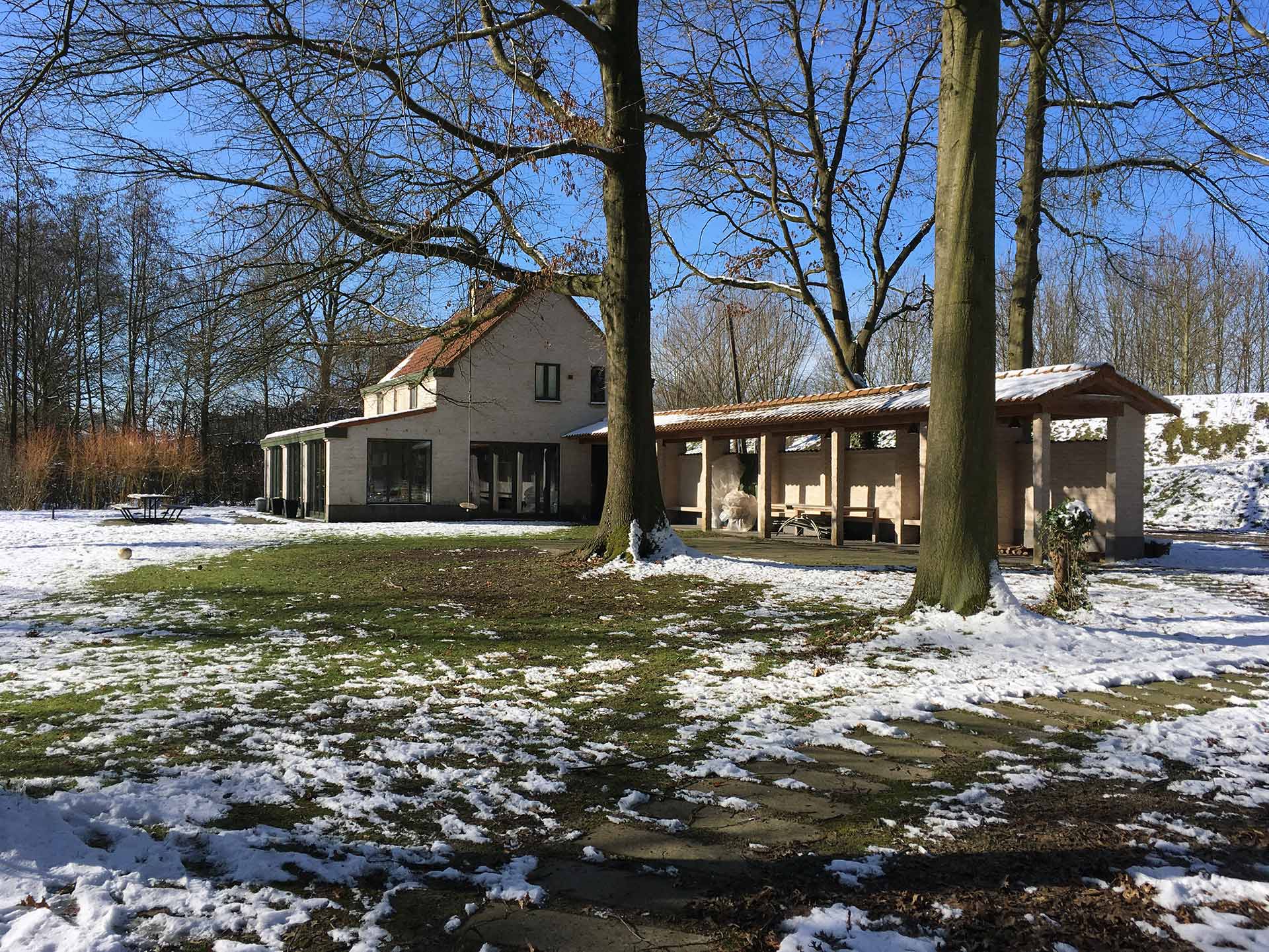 photograph of a house between trees-(c)an vanderhoydonck&murmuur